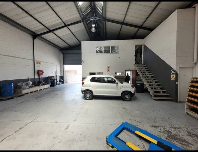 420M² WAREHOUSE TO LET IN STIKLAND INDUSTRIAL